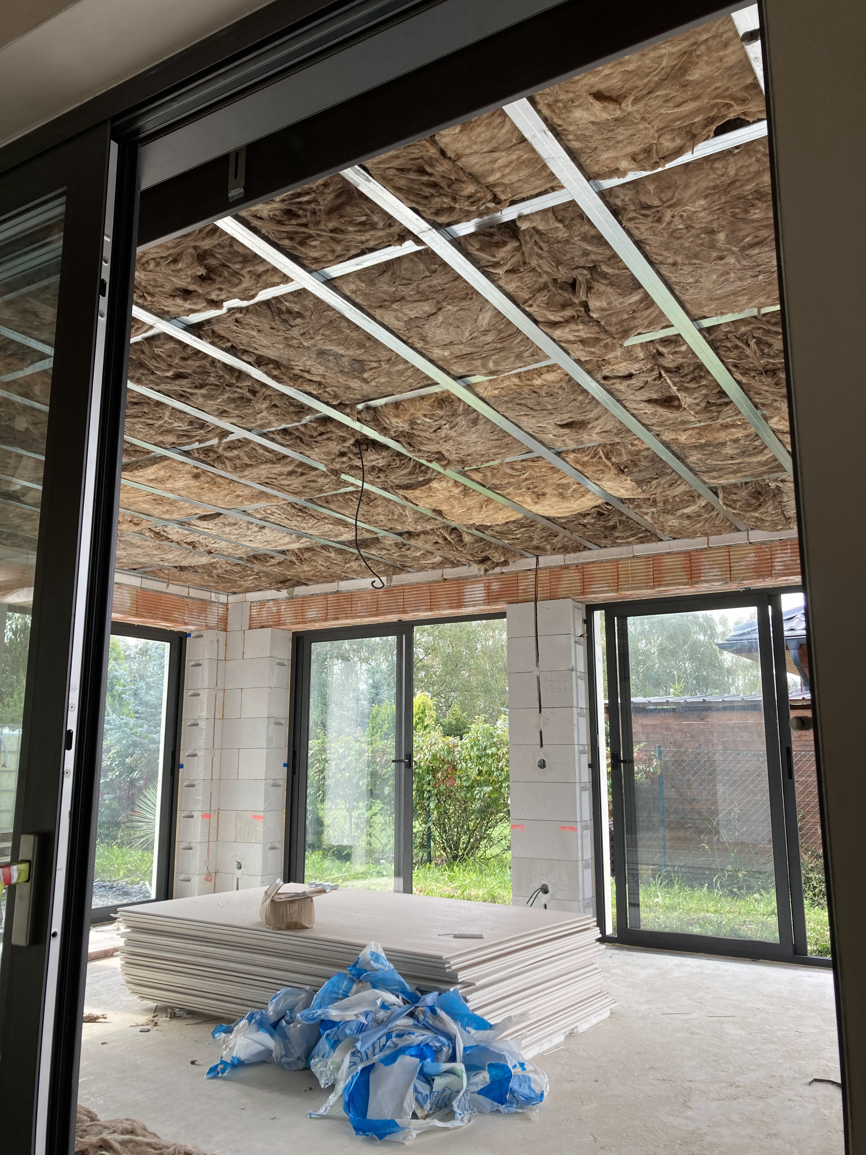 Příprava SDK podhledu včetně zateplení skelnou vatou.