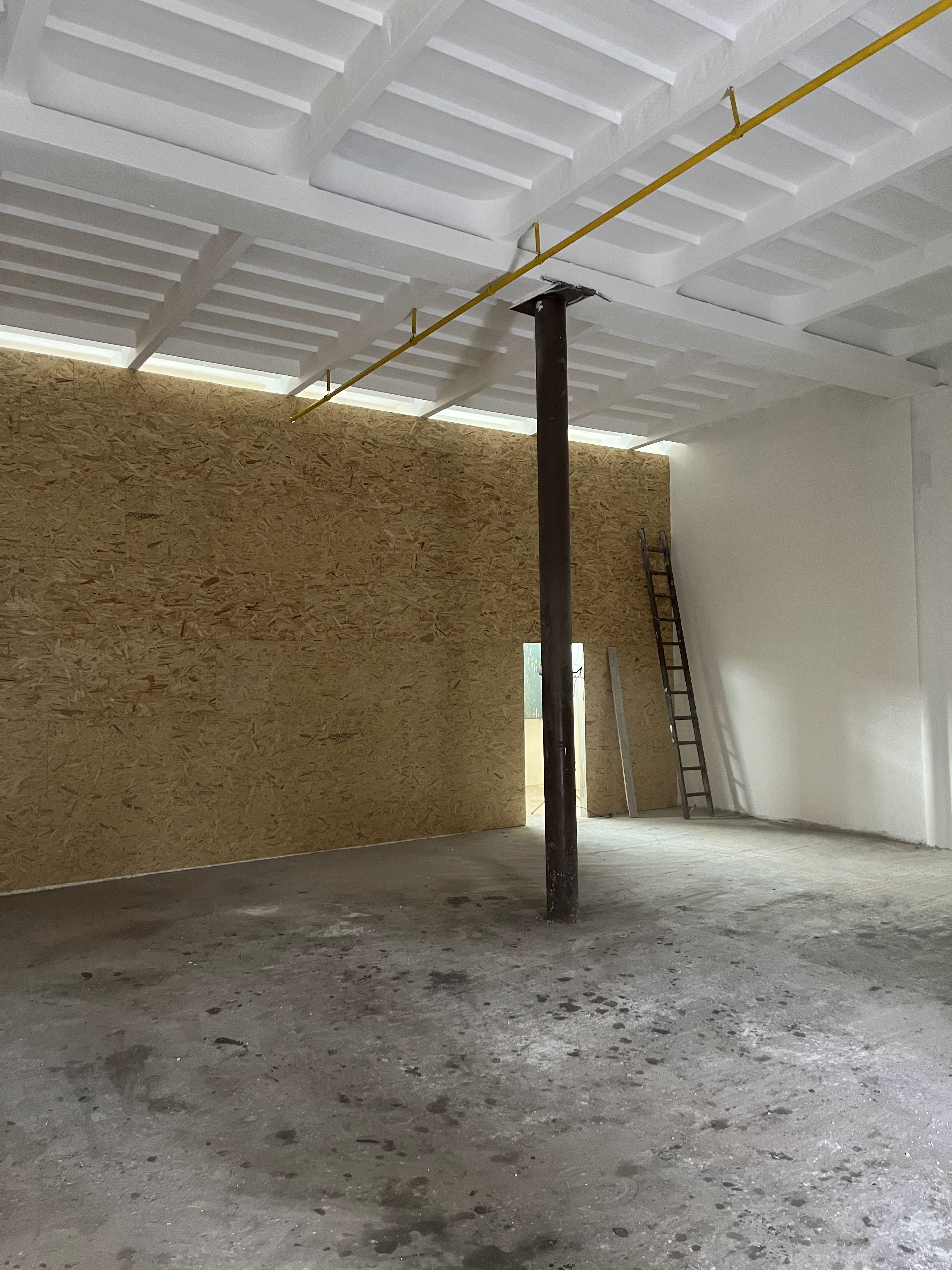 Rekonstrukce haly včetně SDK příčky opláštěné OSB deskou.