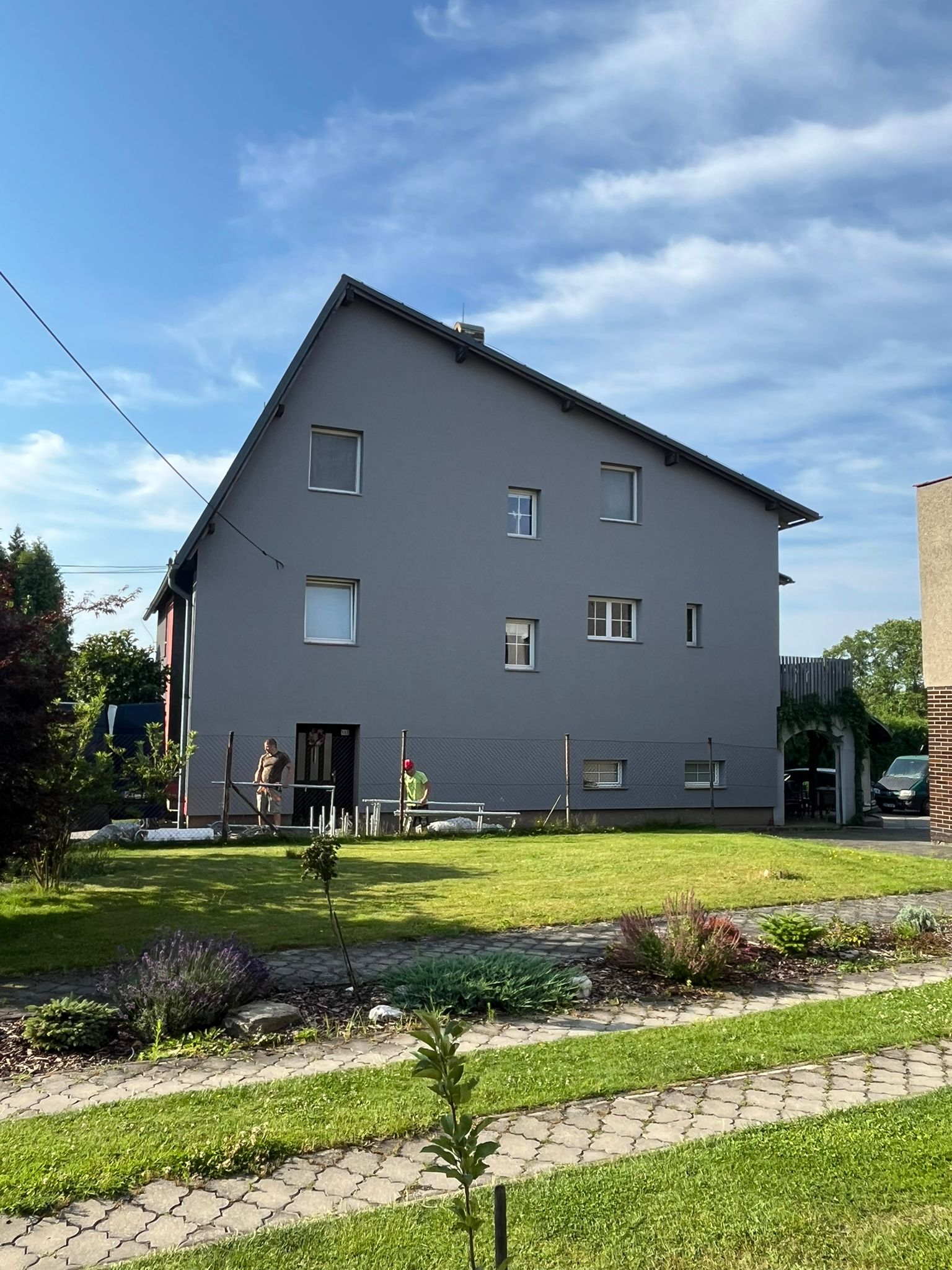 Přeštěrkování stěny a natažení finální omítky.