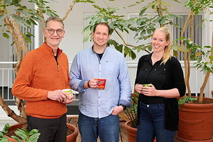 Teamfoto - Drei Mitarbeiter beim Frühstück