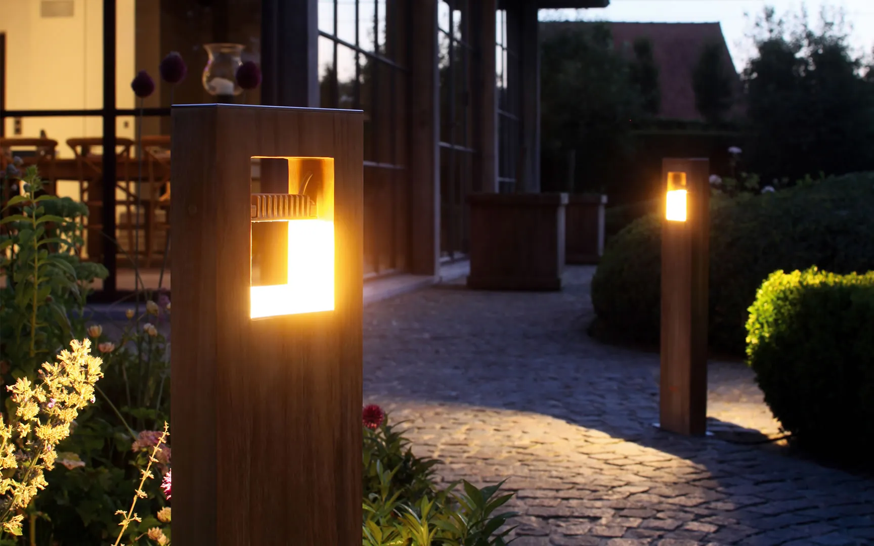 Sfeervolle winterverlichting in luxe tuin