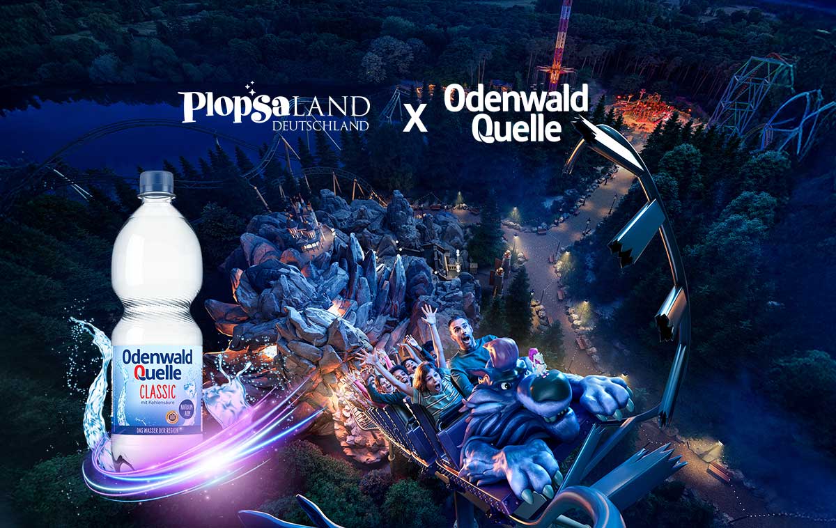 Abendaufnahme der PlopsaLAND Achterbahn mit glücklichen Fahrgästen und einer Odenwald Quelle Mineralwasserflasche.