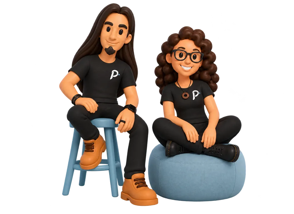 Paul et Élise, vos interlocuteurs chez Pilot Vidéo : Paul assis sur un tabouret, Élise en tailleur à ses côtés.