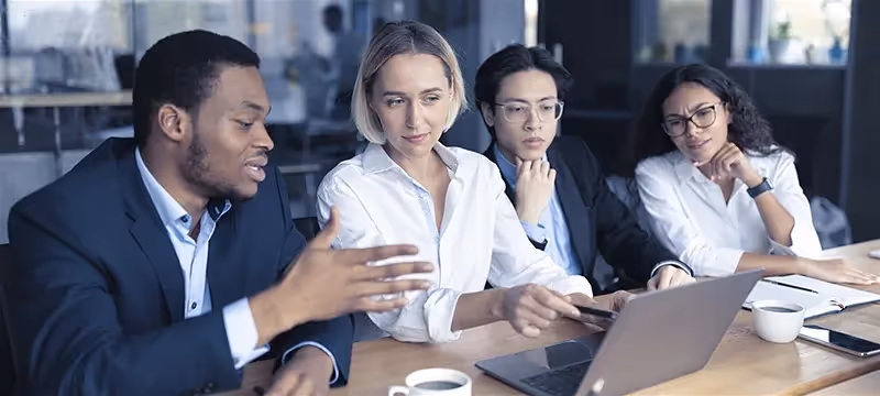 Trabalho híbrido: o que é, quais são as vantagens e por que considerar este modelo de trabalho