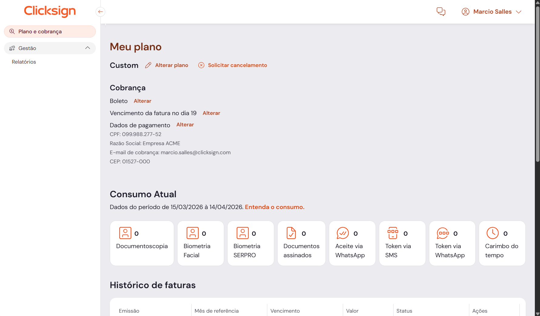 A imagem mostra a interface da plataforma da Clicksign na seção 'Plano e cobrança', um novo acesso dedicado ao Perfil Financeiro, a novidade do produto. No topo, detalhes do plano com opções de alteração e cancelamento. Abaixo, a seção de 'Cobrança' detalha a forma de pagamento, data de vencimento e dados da empresa. No centro, o 'Consumo Atual' exibe cartões com contadores zerados para funcionalidades como Documentoscopia, Biometria Facial, Documentos Assinados e Aceite via WhatsApp. Ao final, vê-se o início da tabela de 'Histórico de faturas