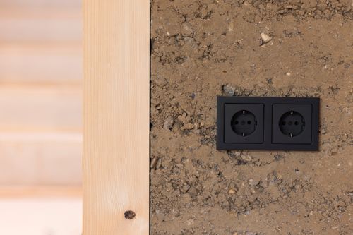Innovative Verbindung aus Lehm und Holz für nachhaltige Architektur – ein Projekt von Ambros Berlinger in Vorarlberg.