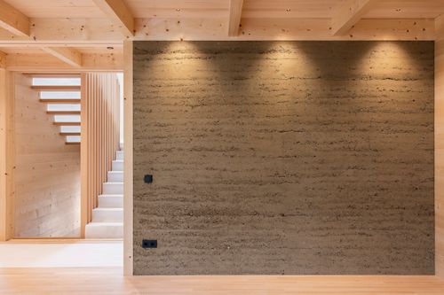 Innovative Verbindung aus Lehm und Holz für nachhaltige Architektur – ein Projekt von Ambros Berlinger in Vorarlberg.