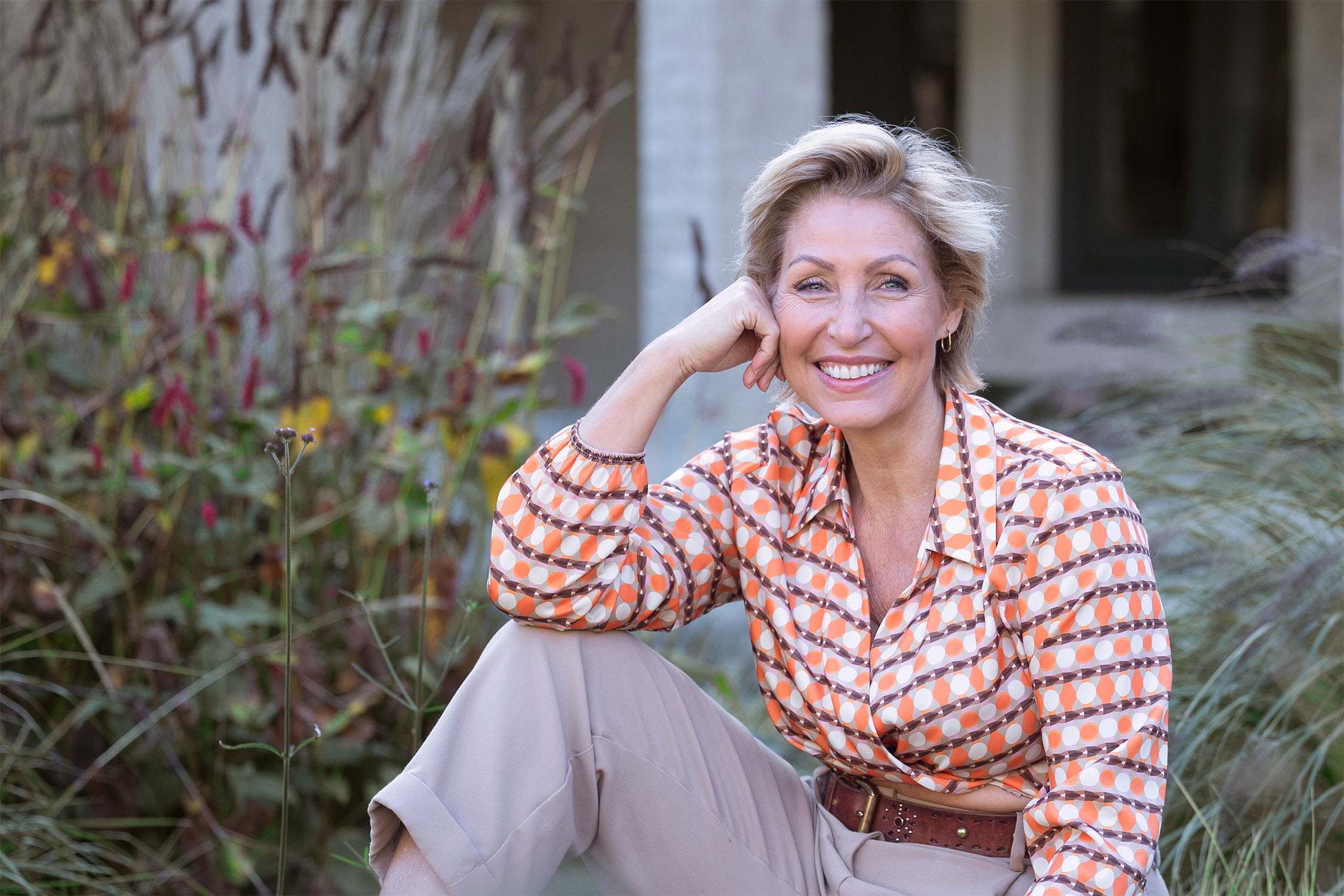 Dame som smiler etter laserbehandling av alderssyn med PRESBYOND teknologi hos OSLO SYN