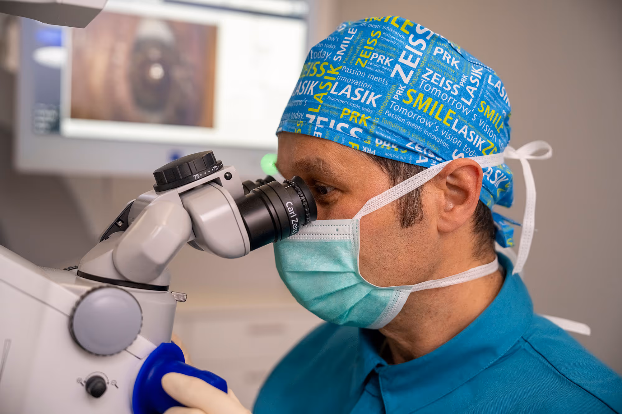 Øyelege Goran Petrovski sjekker pasient for mulighet til PRESBYOND laserbehandling for alderssyn