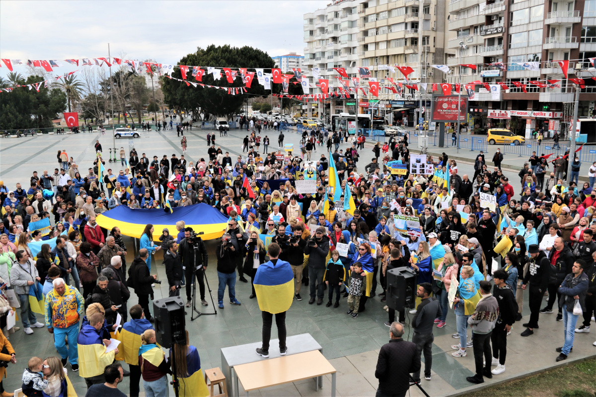 Ukrainian citizens gathering in the city center of Antalya.