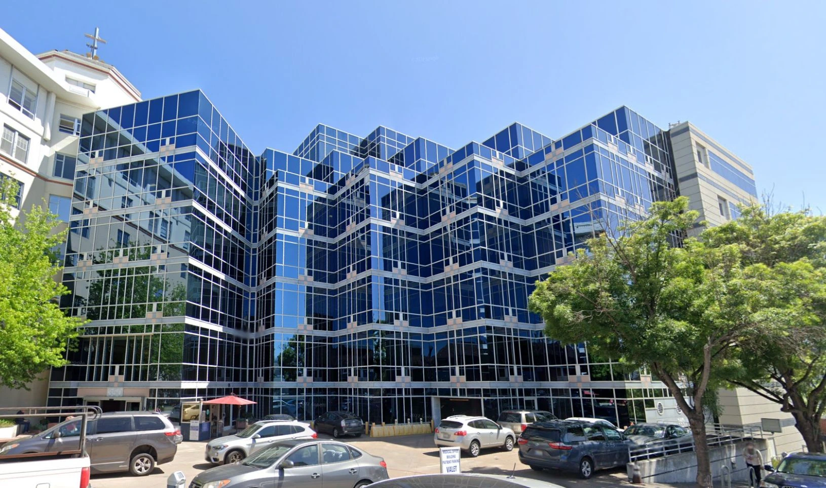 Exterior of the BASS Vein Center Oakland clinic at 350 30th Street Suite 210, featuring a modern glass building providing expert varicose vein and vascular care.