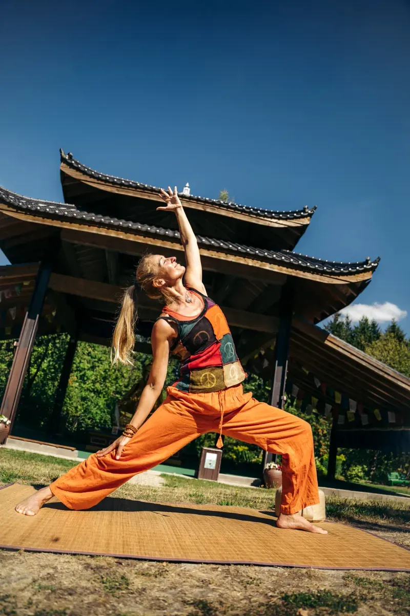 Eine Frau macht Yoga vor einem Kloster