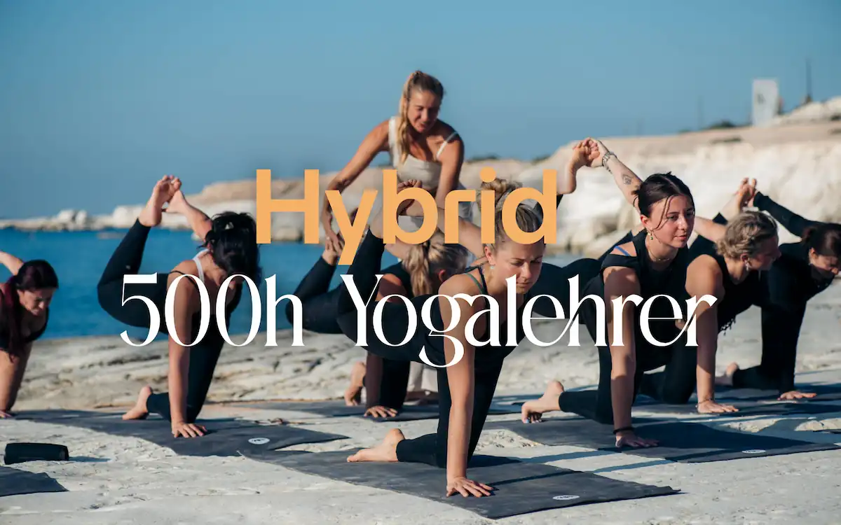 Ein Banner mit einer Yoga praktizierenden Gruppe auf Zypern - worauf 500h Hybrid Yogalehrer Ausbildung steht