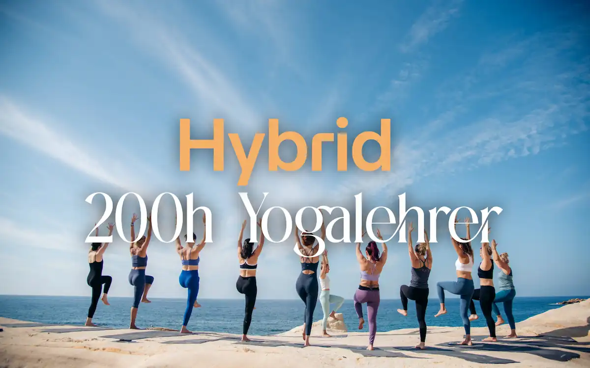 Ein Banner mit einer Yoga praktizierenden Gruppe auf Zypern - worauf 200h Hybrid Yogalehrer Ausbildung steht