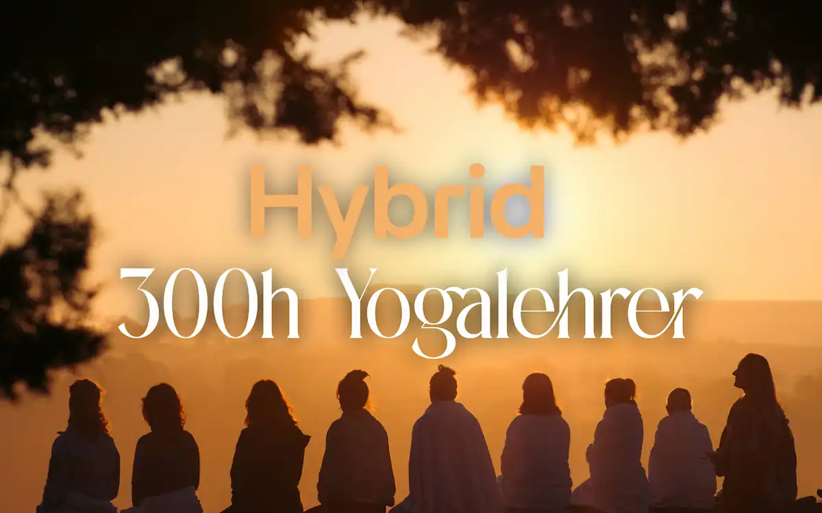 Ein Banner mit einer Yoga praktizierenden Gruppe auf Zypern - worauf 300h Hybrid Yogalehrer Ausbildung steht