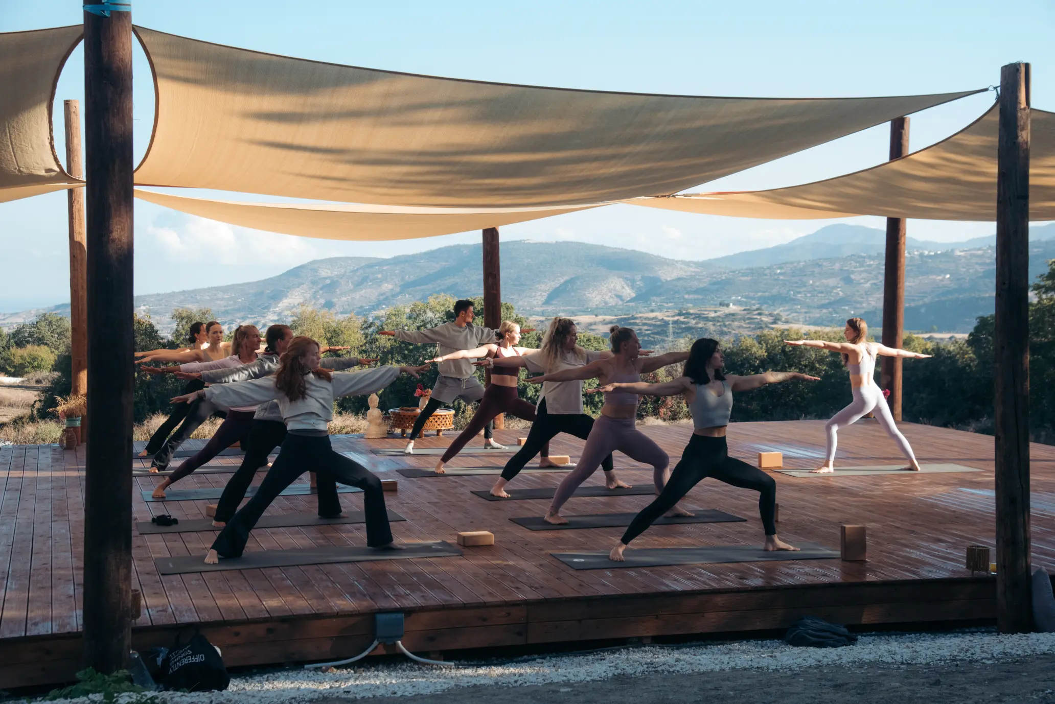 Gruppe auf der Yoga Shala auf Zypern