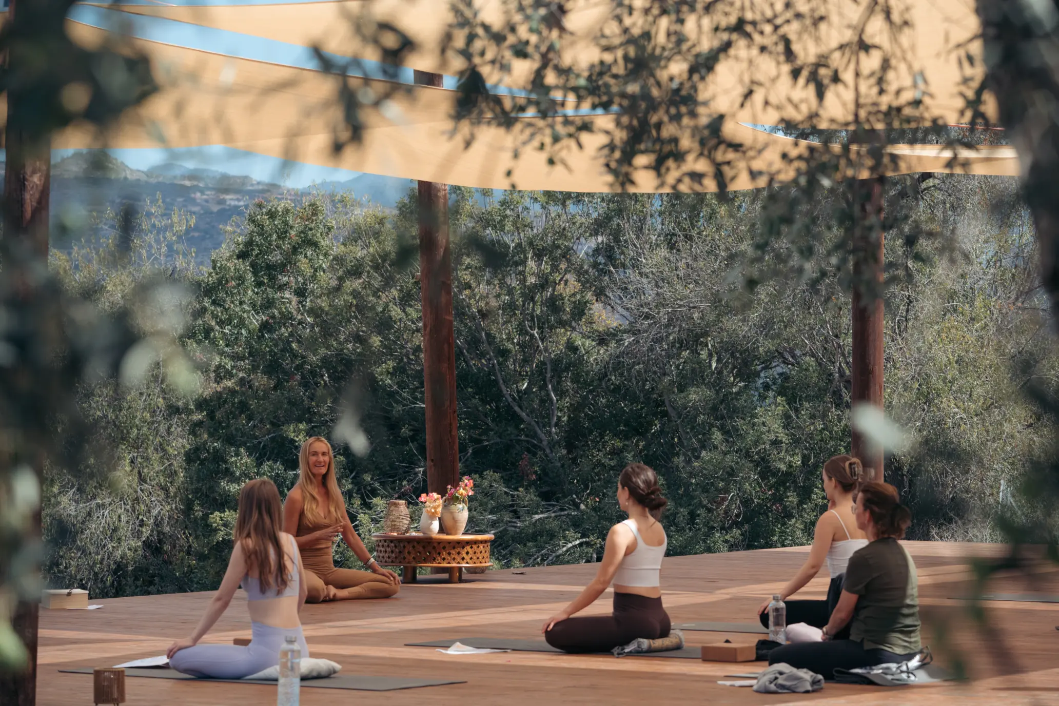 Outdoor Yoga Shala der Mysha Mansion auf Zypern – Holzplattform mit Sonnensegeln im Grünen