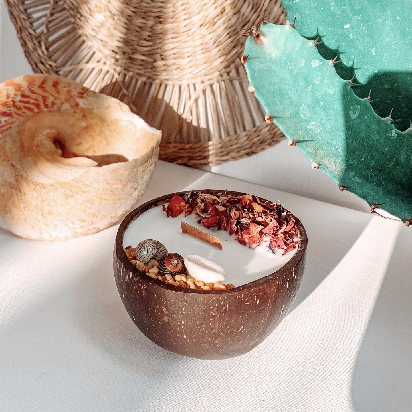 Bougie monoï dans une noix de coco