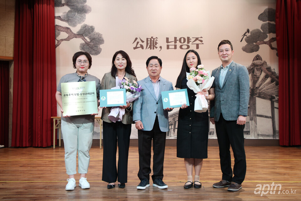 (왼쪽부터)김희진 다산반도유보라메이플타운아파트 공동체활성화 이사, 박채은 관리사무소장, 주광덕 남양주시장, 곽유지 입대의 회장, 이진환 남양주시의회 운영위원장 [사진=관리사무소]