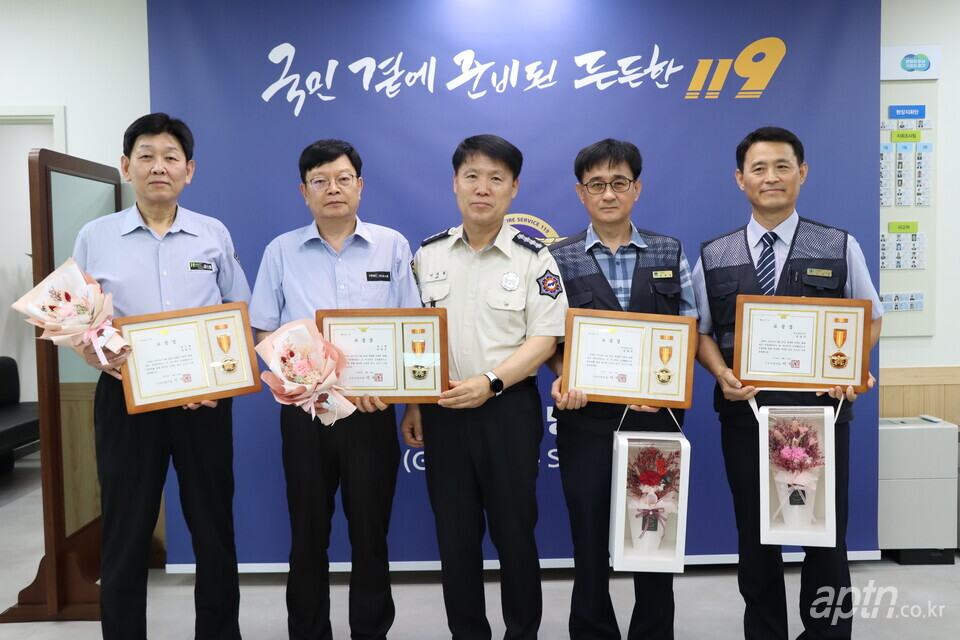 (왼쪽부터) 정영진 경비대원, 박성기 경비대원, 이치복 군포소방서장, 임택희 기전주임, 안경수 기전반장 [사진=관리사무소]