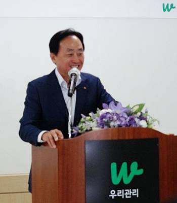 노병용 회장이 출범 23주년 기념식에서 기념사를 하고 있다.