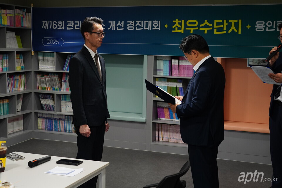 최우수단지 시상 중인 나상인 우리관리 영업부문장(오른쪽)과 박호원 관리소장. [사진=우리관리]