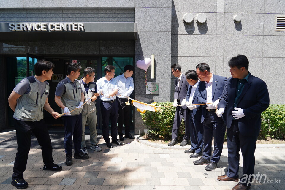 용인힐스테이트구성아파트가 우리관리 제16회 관리서비스 개선 경진대회에서 최우수 단지로 선정돼 11일 현판식을 열었다. [사진=우리관리]