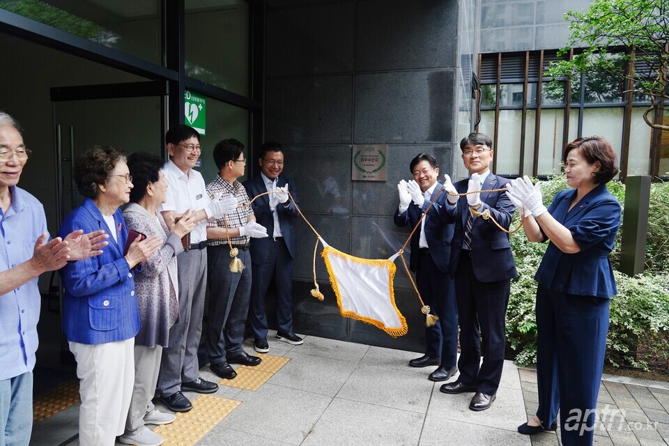 서울 동작구 아크로리버하임아파트에서 17일 ‘제16회 우리관리 관리서비스 개선 경진대회’ 최우수 사업장 현판식이 열렸다. [사진=우리관리]