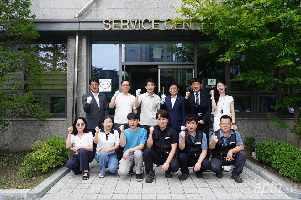 경기 수원시 힐스테이트호매실아파트는 최근 우리관리가 주관한 ‘제16회 관리서비스 개선 경진대회’에서 최우수 사업장으로 선정돼 22일 현판식을 가졌다. [사진=우리관리]