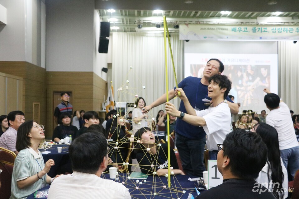 우리관리는 5일 임직원 222명이 참석한 ‘2025년 조직개발훈련’을 개최했다. 팀별로 소통과 협력을 통한 문제해결 능력을 키우는 활동 등을 진행했다. [아파트관리신문]