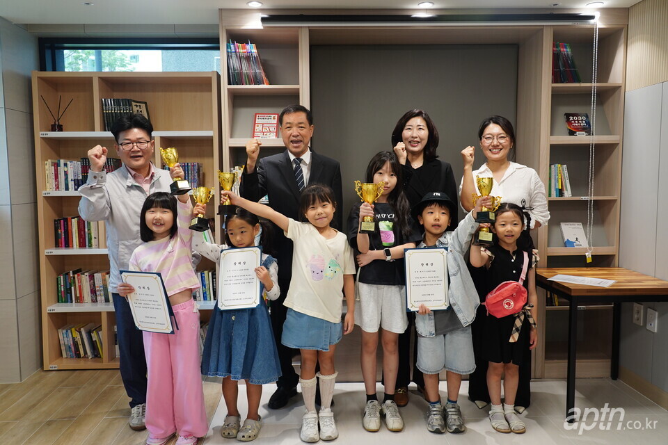 힐스테이트인덕원역베르텍스아파트는 20일 작은도서관 개관식과 함께 공동체 화합을 위한 다양한 행사를 마련했다. [사진=우리관리]