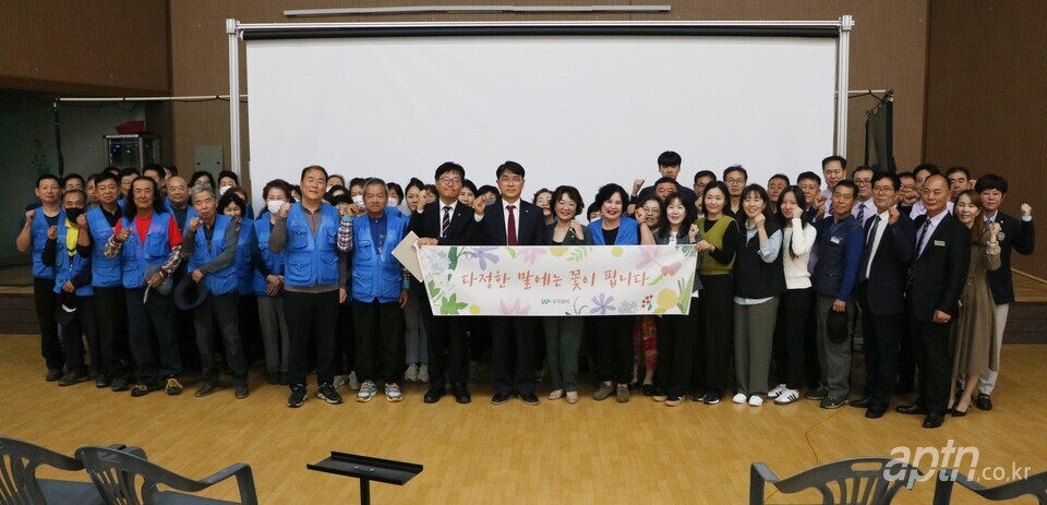 우리관리는 17일 수원역푸르지오자이아파트에서 ‘고객감동실현 착수식’을 갖고 새 관리주체로서 아파트 발전에 기여할 것을 다짐했다. [아파트관리신문]