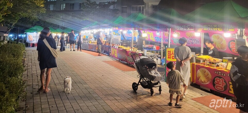 항동우남퍼스트빌더센트럴아파트 야시장 행사를 즐기고 있는 입주민들. [사진=관리사무소]