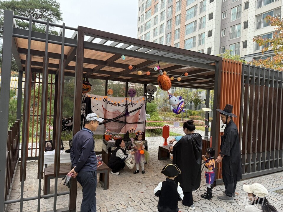 항동우남퍼스트빌더센트럴아파트 할로윈데이 행사날 마련된 포토존에서 저승사자 등 코스프레를 한 입주민들이 할로윈 분위기를 물씬 느끼며 사진을 찍고 있다. [사진=관리사무소]