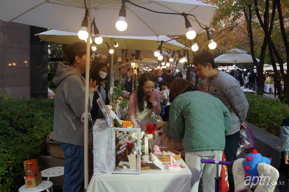강서힐스테이트 '가을문화축제'를 즐기고 있는 입주민들. [사진=관리사무소]