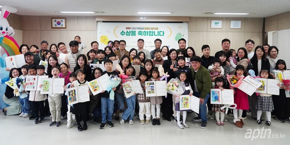 ‘제3회 우리관리 어린이 그림 대회 시상식’이 8일 경기 안양시 우리관리 본사 21층 아카데미룸에서 열렸다. [사진=우리관리]