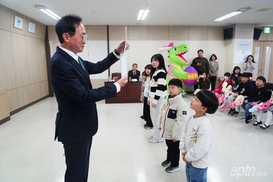 수상 그림을 들어 보이고 있는 노병용 회장. [사진=우리관리]