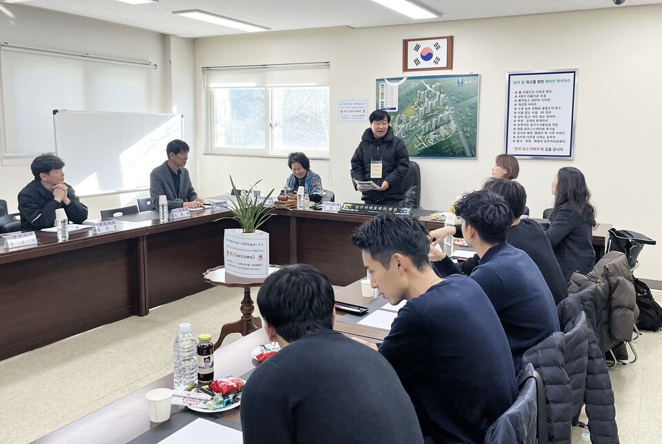 군포산본래미안하이어스에서 입주자대표회의와 관리사무장 및 직원, 세츠난대학교 방문단이 간담을 진행하는 모습. [사진=관리사무소]