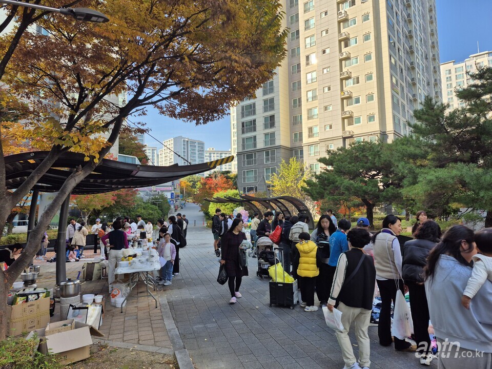 부산 기장급 정관읍 내 아파트 어린이집 5개소가 정관동일스위트1차 커뮤니티 앞 마당에서 ‘지구 되살림 아나바다 장터’를 진행하고 수익금을 기부했다. [사진=어린이집]