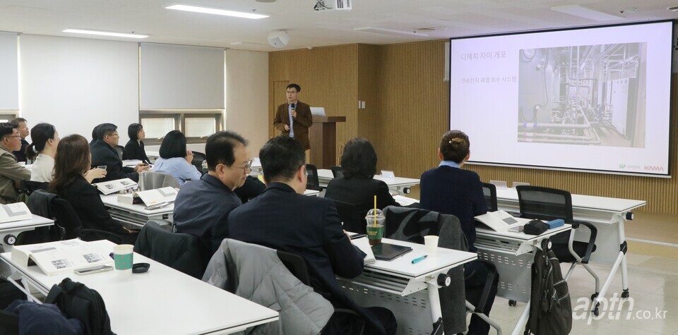 사업장 견학 후기를 발표 중인 수강생. [아파트관리신문]