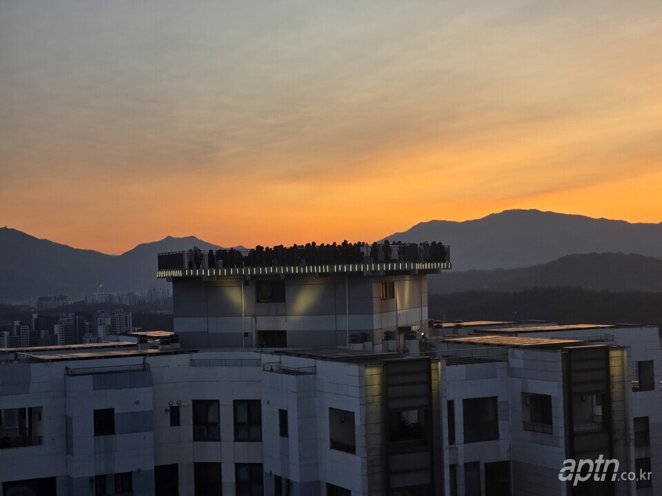 1일 오전 래미안강동팰리스아파트 초고층 옥상에서 입주민들이 함께 하는 해맞이 행사가 열렸다. [사진=관리사무소]