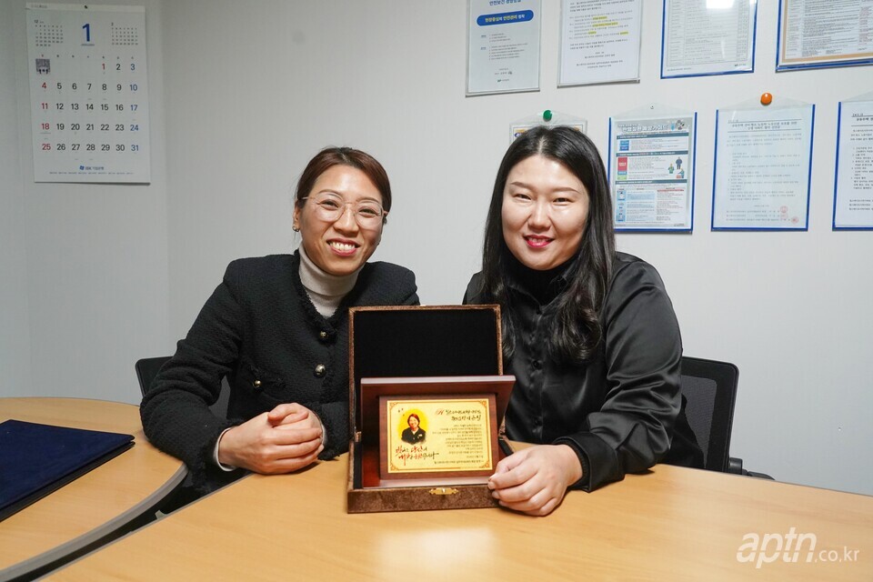 이은실 관리소장(왼쪽)과 정한나 입주자대표회장. [사진=우리관리]