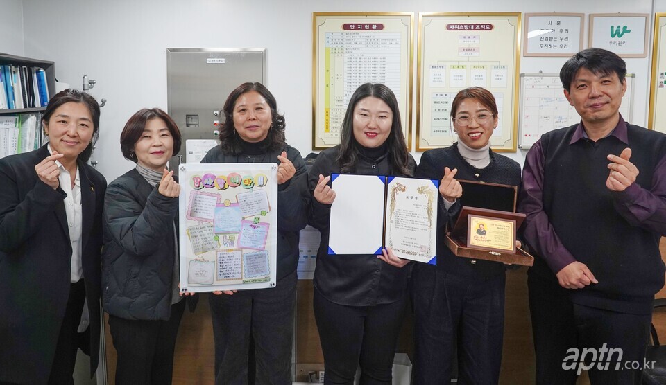 용인힐스테이트서천 표창장 수여식에서 (왼쪽부터)민채원 매니저, 박정희 서무주임, 조문옥 경리과장, 정한나 입주자대표회의 회장, 이은실 관리소장, 박재홍 본부장이 기념촬영을 하고 있다. [사진=우리관리]