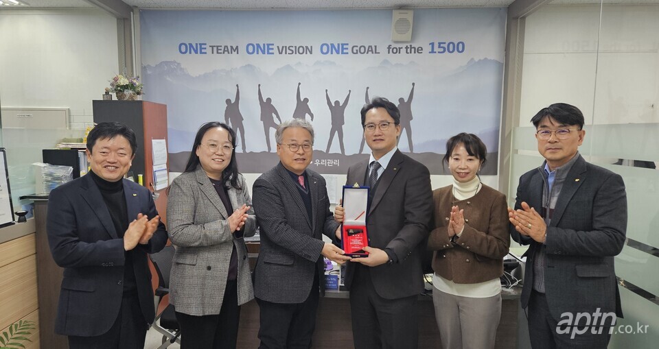 우리관리 본사에서 강동밀레니얼중흥S클래스 감사패 수여 기념촬영을 하고 있다. 왼쪽부터 나상인 부문장, 김양희 본부장, 김용걸 관리소장, 강민성 본부장, 박미열 책임매니저, 최창해 부문장. [사진=우리관리]