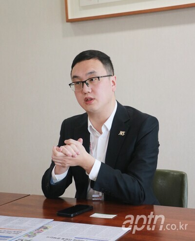 지난달 23일 우리관리를 방문한 중국 진커스마트서비스그룹 샤사오페이(XIA SHAOFEI) 회장이 아파트관리신문과 인터뷰를 진행하고 있다. 샤사오페이 회장은 1979년생으로 2002년 진커부동산그룹에 입사해 마케팅 및 브랜드 관리 부서에 근무하며 실력을 인정받아 지금의 자리에 올랐다. [아파트관리신문]