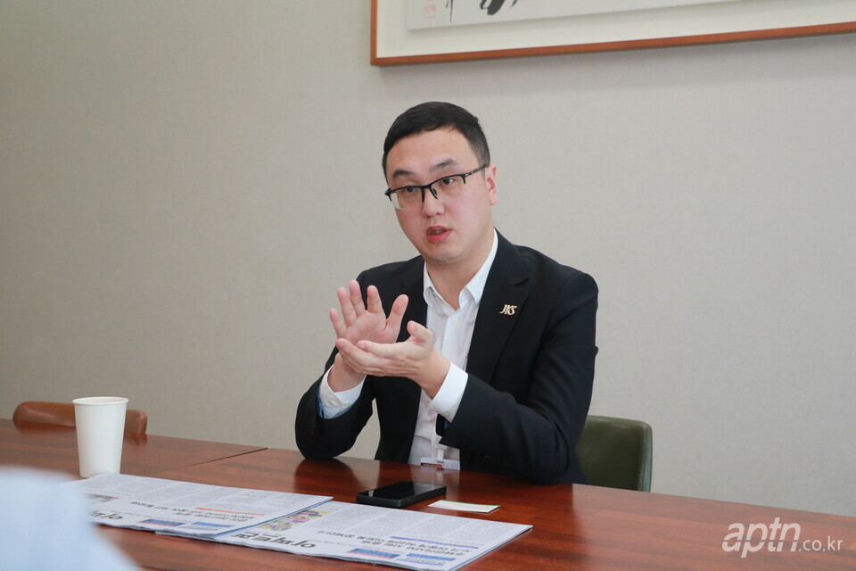 지난달 23일 우리관리를 방문한 중국 진커스마트서비스그룹 샤사오페이(XIA SHAOFEI) 회장이 아파트관리신문과 인터뷰를 진행하고 있다. 샤사오페이 회장은 1979년생으로 2002년 진커부동산그룹에 입사해 마케팅 및 브랜드 관리 부서에 근무하며 실력을 인정받아 지금의 자리에 올랐다. [아파트관리신문]