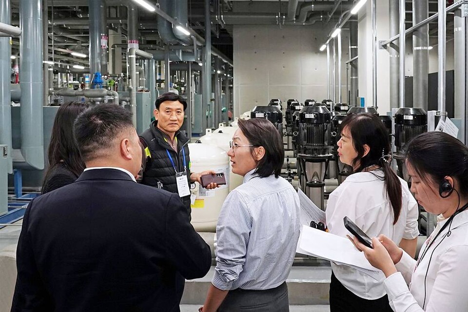 디에이치자이개포를 찾은 방문단이 아파트 내부 시설에 대한 설명들 듣고 있다. [사진=우리관리]