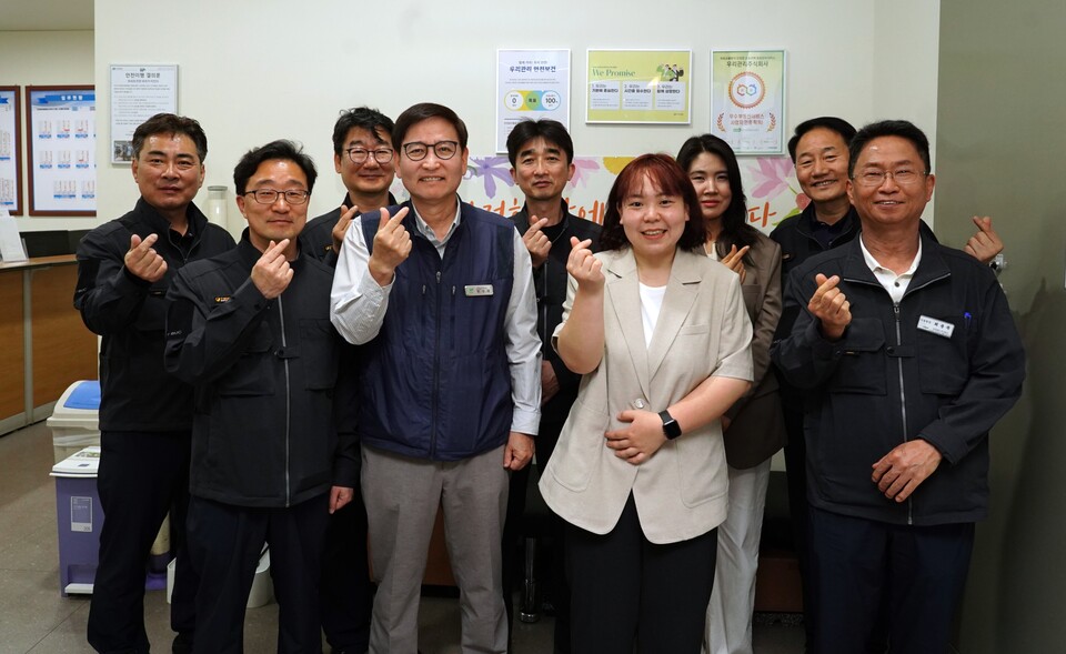 아크로리버하임 한만대 관리소장(좌측 4번째)와 직원들. [사진=우리관리]