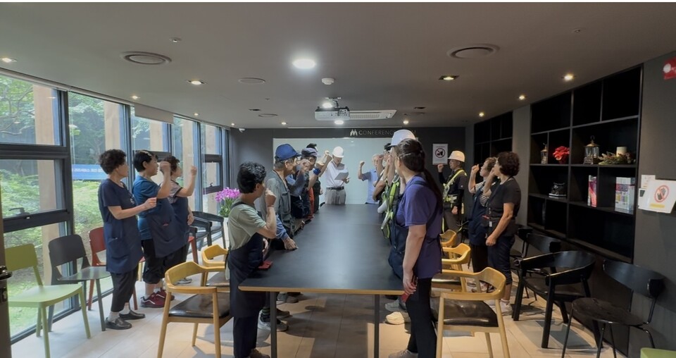 안전 점검을 실시 중인 관리사무소 직원들.