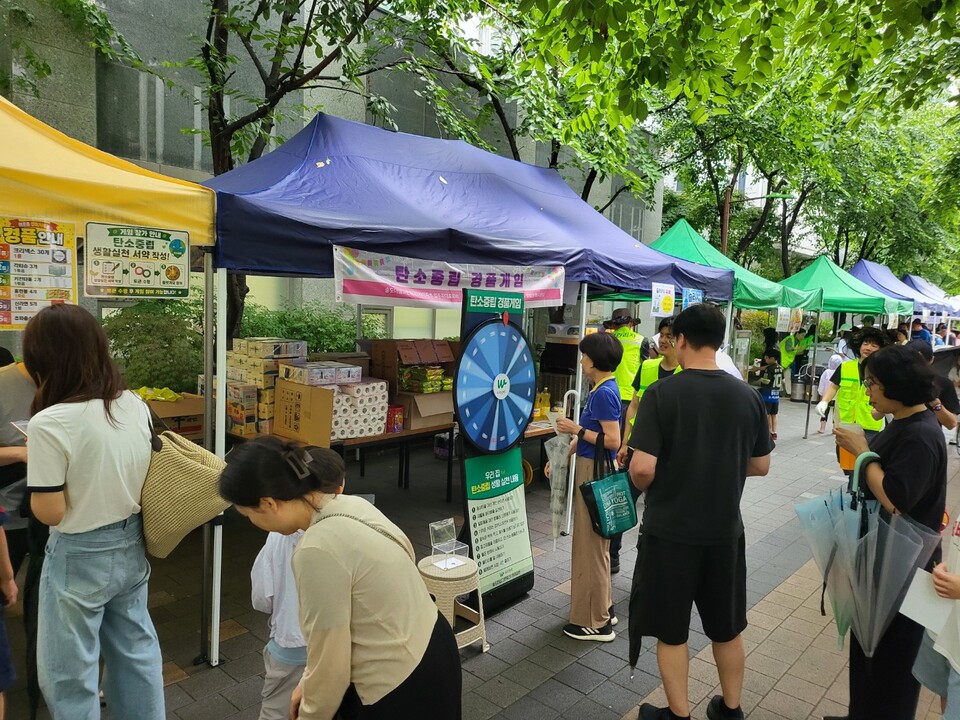 송도더샵그린워크1차 아파트 환경사랑 가족사랑 페스티벌’ ‘탄소중립 경품게임’에 참가중인 입주민. [사진=관리사무소]